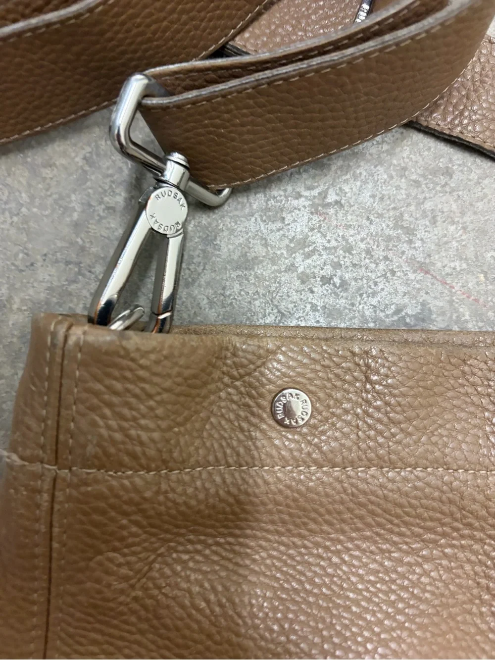 RUDSAK Taupe/Brown Pebbled Leather Shoulder Bag crossbody - Picture 3 of 9